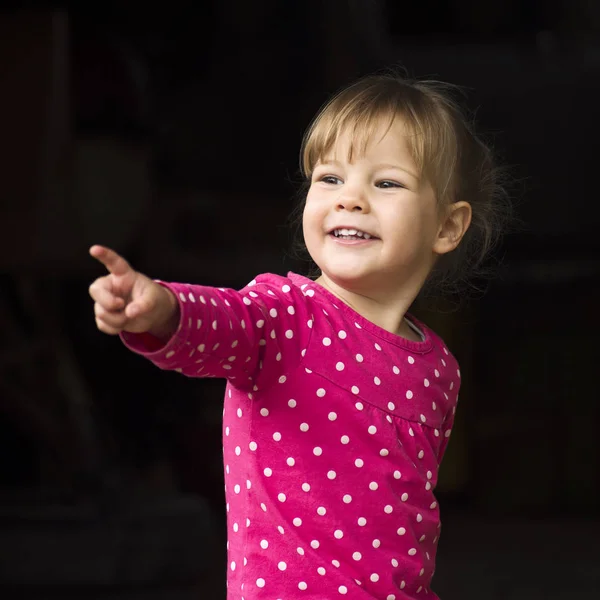 Meisje toont vinger — Stockfoto