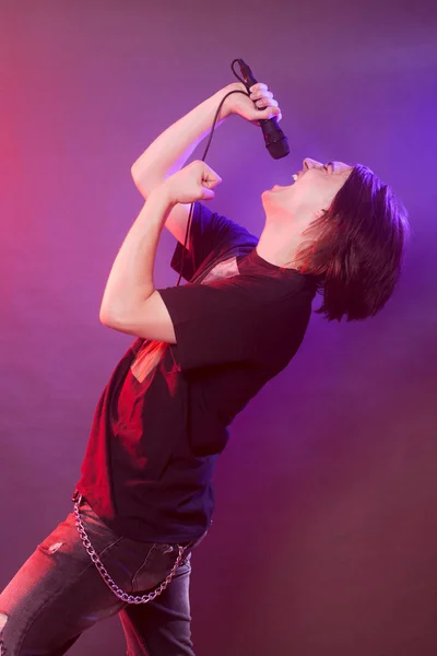 Young guy singing on stage — Stock Photo, Image