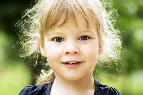 Cute blond mała dziewczynka portret — Zdjęcie stockowe