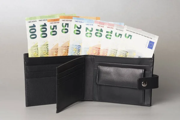 Billetes en euros Monedero negro —  Fotos de Stock