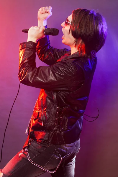 Young guy singing with microphone — Stock Photo, Image