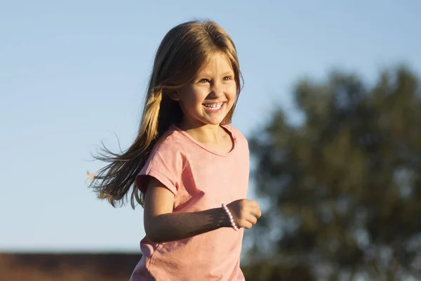 Счастливая маленькая девочка — стоковое фото