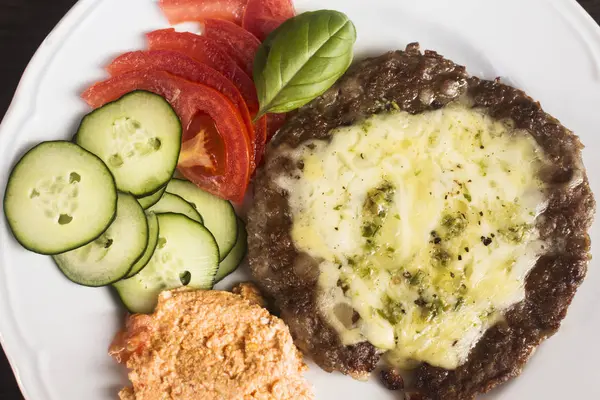 Harina de cerdo con verduras crudas — Foto de Stock