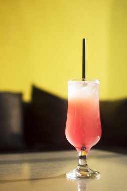 kırmızı buzlu alkollü kokteyl