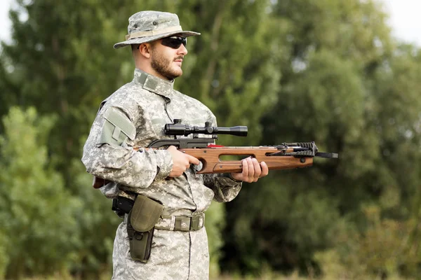 Militer penjaga keamanan manusia dengan busur panah — Stok Foto