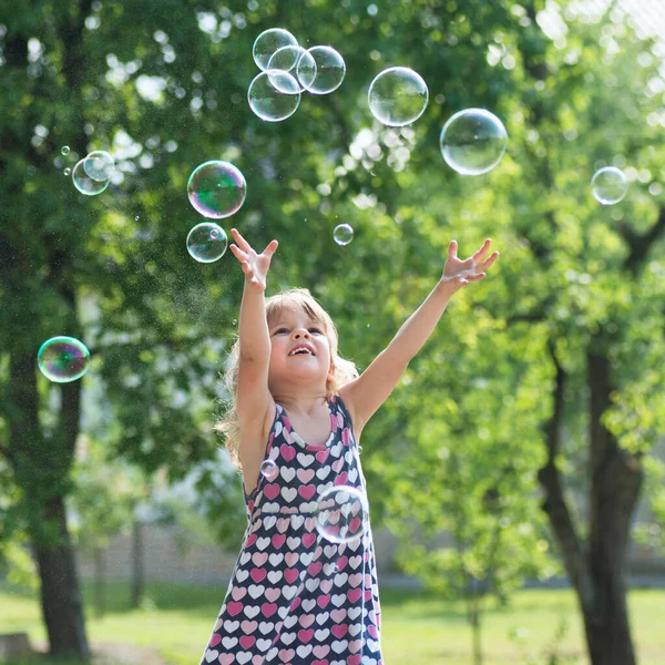 Милая Маленькая Девочка Платье Играет Мыльными Пузырями Открытом Воздухе — стоковое фото
