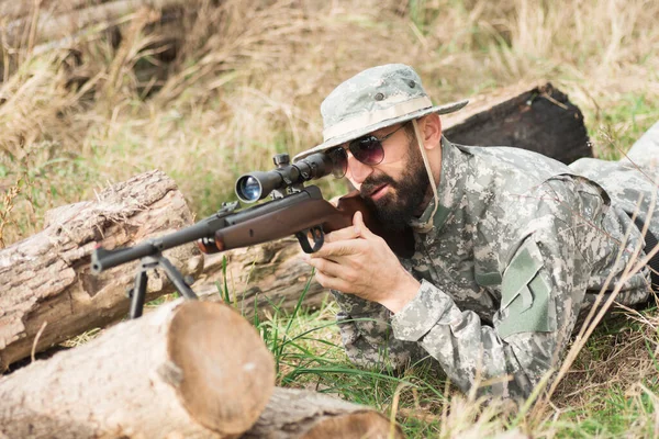 Soldado Caçador Uniforme Militar Está Deitado Escondido Apontando Atirando Uma — Fotografia de Stock