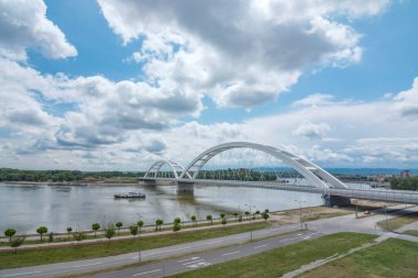 Sırbistan 'ın Novi Sad kentindeki Tuna Nehri üzerindeki köprü manzarası veya manzarası bulutlu gökyüzü arkaplanı üzerine.