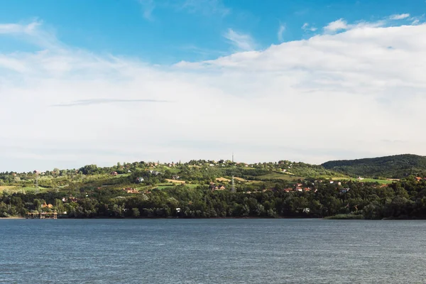 Красивый Холмистый Пейзаж Рекой Дунай Сербии Облачном Фоне Неба — стоковое фото