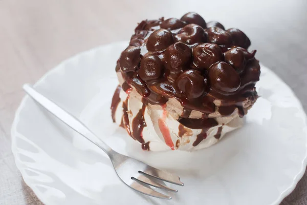 ホワイトプレートにチェリーとおいしい甘いデザートチョコレートケーキフォーク — ストック写真