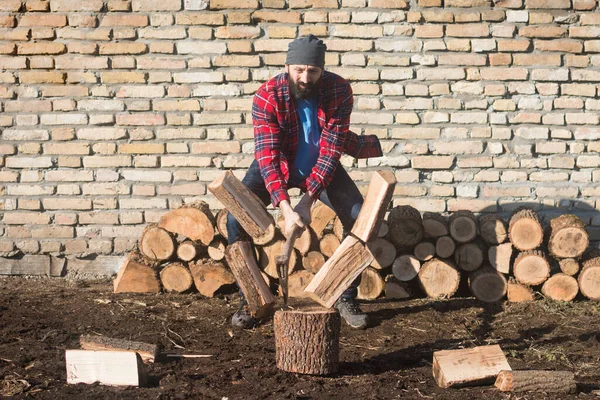 Den Skäggiga Virkesarbetare Skär Ved Med Yxa Tegelvägg Bakgrund — Stockfoto