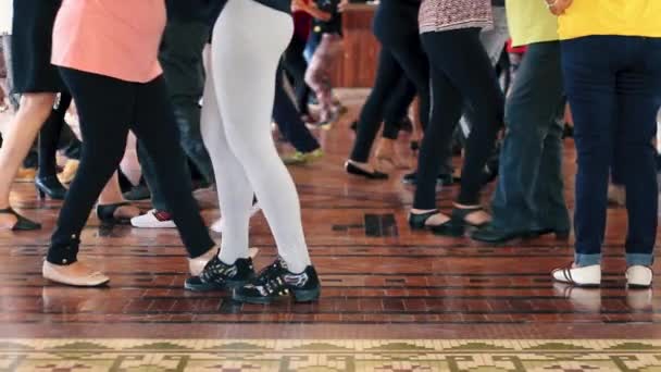 Muitas Pessoas Treinando Como Dançar Elas Estão Dançando Sincronizadas Salão — Vídeo de Stock
