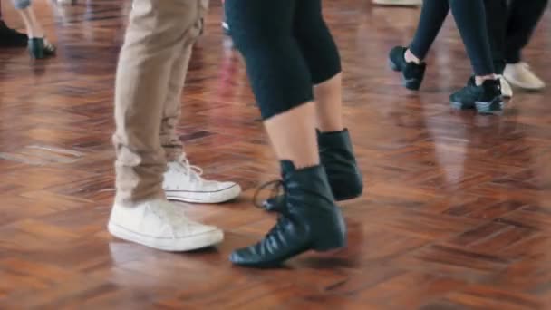 Juste Les Jambes Deux Personnes Pacticind Ballroon Danse Milieu Une — Video