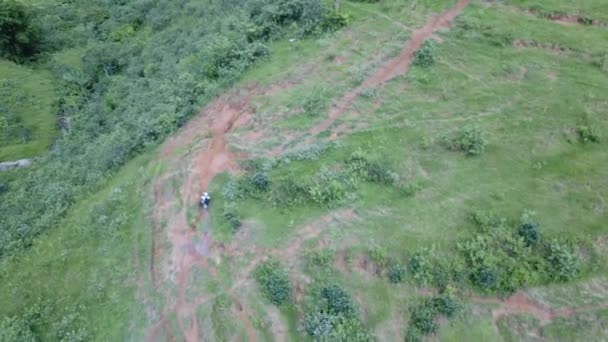 Images Drone Cavalier Montant Une Colline Avec Quelques Problèmes Rio — Video