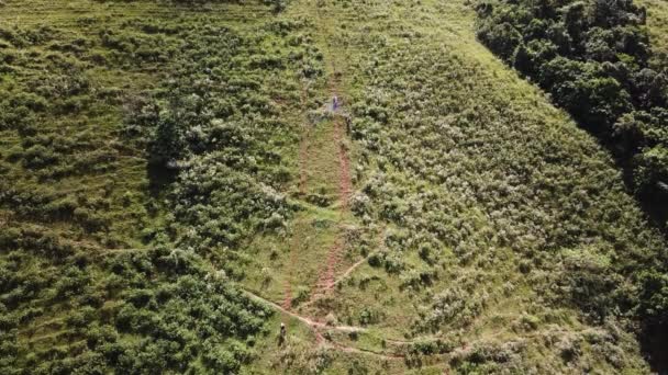 Uma Vista Aérea Algumas Motos Terra Descendo Uma Montanha Muito — Vídeo de Stock