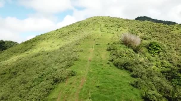 Beautiful Footage Riders Going Really Steep Hill Aerial View Real — Stock Video