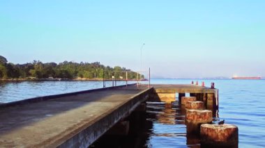 Eski ve terk edilmiş iskele bir Guanabara Körfezi geçen kuşlar ile beton orada hala birçok navios