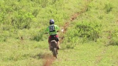 Gerçekten dik iz, Rio de Janeiro, Brezilya geçmek çalışırken bir kir bisiklet