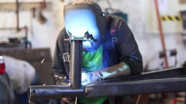 İyi bir kaynakçı mig makineleri kullanarak tarafından yapılmış olan bir jet ski römork