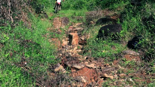 Sentiero Pieno Rocce Grandi Spaventose Con Cavaliere Che Scende Veloce — Video Stock