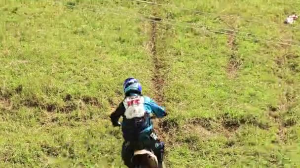 一个年轻的骑手快速地往上一条陡峭的小路 来自巴西里约热内卢的一辆越野车 — 图库视频影像