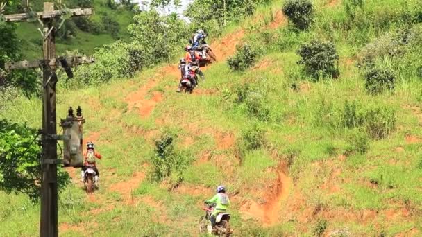 在巴西里约热内卢的一条小路上的一个坏地方有很多骑手 — 图库视频影像