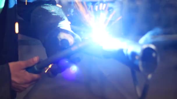 Uma Filmagem Perto Homem Soldando Aço Câmera Lenta — Vídeo de Stock