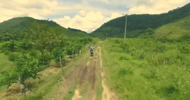 Seguindo Uma Bicicleta Terra Uma Trilha Verde Com Algumas Naturezas — Vídeo de Stock