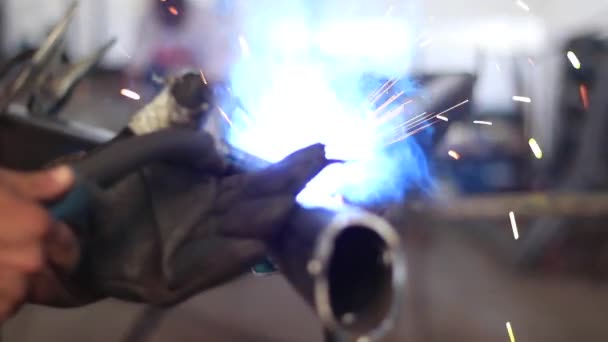 Ein Arbeiter Schweißt Ein Stahlrohr Ein Anhängergewebe Gute Farben — Stockvideo