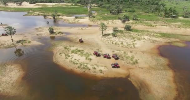 Vue Aérienne Beaucoup Quads Vtt Allant Sur Sable Dirigeant Vers — Video