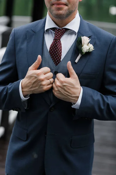 Luvas Smoking Azul Gravata Bowtie Seguram Mãos Casaco Casamento Detalhes — Fotografia de Stock