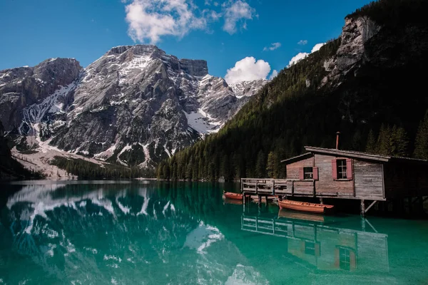 Reflection of the mountain in the water. Amazing view of Braies Lake (Lago di Baraies) in Alps, Italy. — Stock Photo, Image