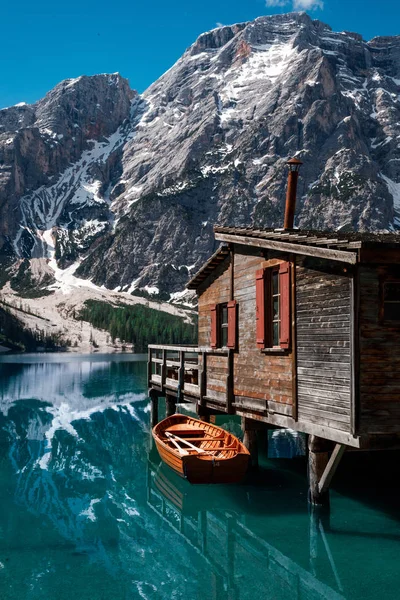 Dağ su yansıması. Braies Gölü (Lago di Baraies) Alps, İtalya için görünümünü şaşırtıcı.