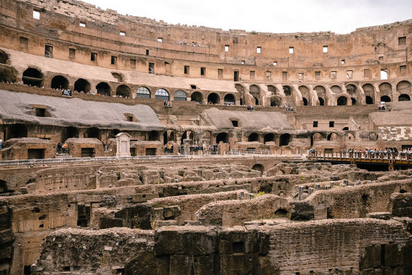 РИМ, Италия - 2 мая: Вид Римского Колизея 2 мая 2018 года в Риме, Италия. Колизей это овальный амфитеатр в центре Рима, это самый большой амфитеатр, когда-либо построенный
