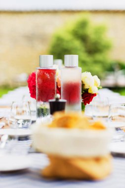 Açık havada piknik. Taze, soğuk su masada duruyor