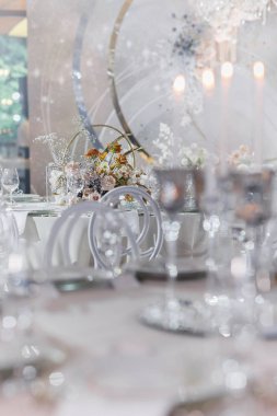 Düğün süsleri. Kayıt alanı ve ziyafet salonu çiçek tasarımı