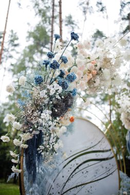 Düğün süsleri. Kayıt alanı ve ziyafet salonu çiçek tasarımı
