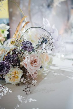 Düğün süsleri. Kayıt alanı ve ziyafet salonu çiçek tasarımı