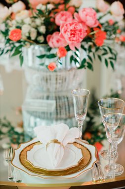 Düğün süsleri. Kayıt alanı ve ziyafet salonu çiçek tasarımı