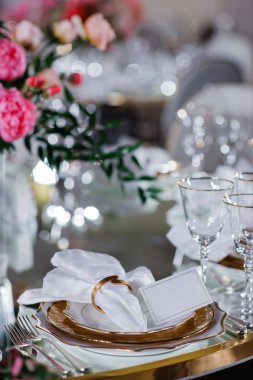 Düğün süsleri. Kayıt alanı ve ziyafet salonu çiçek tasarımı