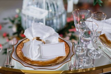 Düğün süsleri. Kayıt alanı ve ziyafet salonu çiçek tasarımı