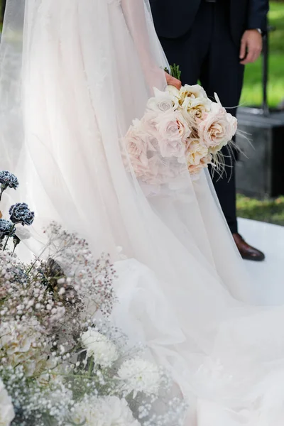Une Cérémonie Mariage Mariée Tient Bouquet Dans Main — Photo