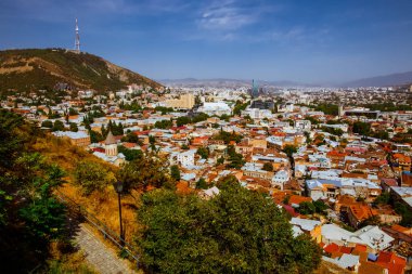 Gürcistan 'ın Tiflis şehrinin en iyi manzarası. Fünikülerin yanında. Eylülde güneşli ve sıcak bir gün.