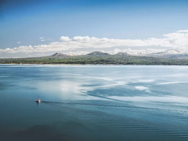Luftaufnahme Des Bootes Schwimmend Auf Dem See Mit Bergen Hintergrund — Stockfoto