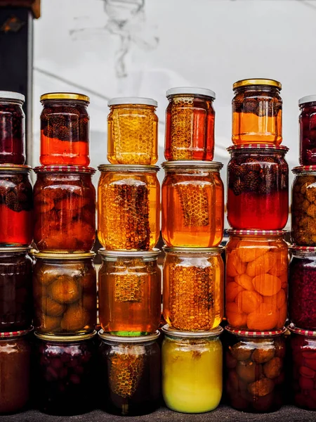 Stapeln Von Gläsern Mit Honig Und Eingelegtem Obst Auf Bauernmarkt — Stockfoto