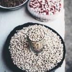 Hoge hoekmening van bruine bonen op Georgische markt