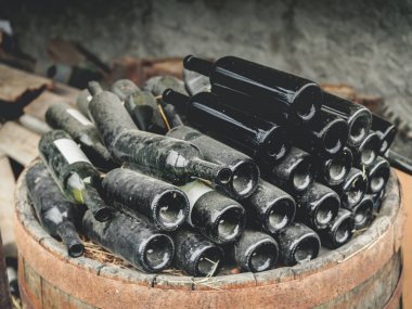 boş kirli kullanılan şarap şişeleri küme içinde Gürcistan içinde ahşap varil üzerinde Kapat