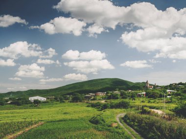 güzel yeşil alanları, tepeler ve Gürcistan'daki village yakınındaki bulutlu gökyüzü