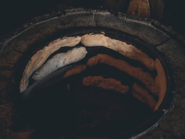 yüksek açılı görünüş soba geleneksel Gürcü flatbreads hazırlanması