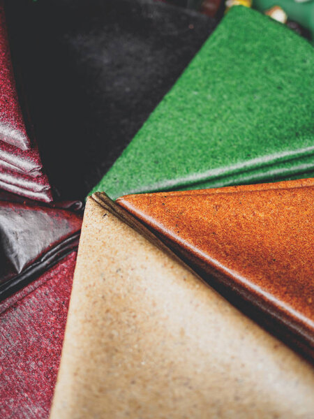 Крупный план продажи сушеной мякоти из пюре Тклапи на грузинском рынке
